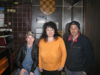 Darko (till höger) på järnvägskaféet i Daruvar, mars 2013 (kaféföreståndaren i mitten).